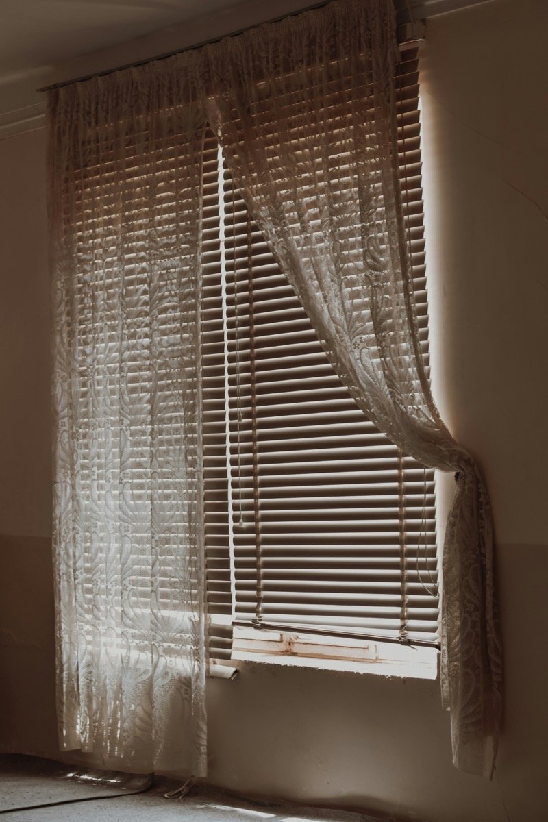 Equipe Detalhe Cortinas e Persianas em instalação